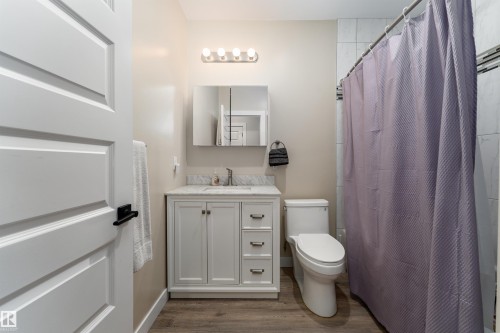 10706 67 Avenue, Edmonton, AB - Indoor Photo Showing Bathroom