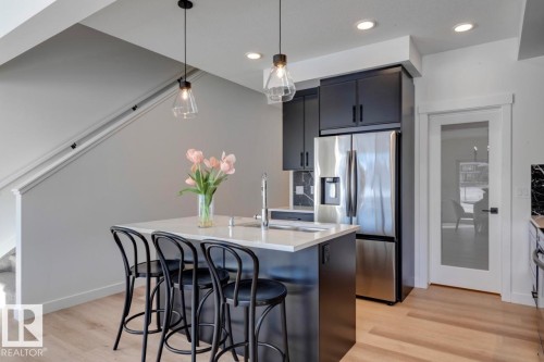 1530 Grant Way, Edmonton, AB - Indoor Photo Showing Kitchen With Upgraded Kitchen