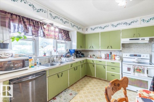 5116 52 St, Warburg, AB - Indoor Photo Showing Kitchen With Double Sink