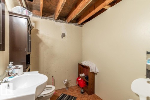 5116 52 St, Warburg, AB - Indoor Photo Showing Bathroom