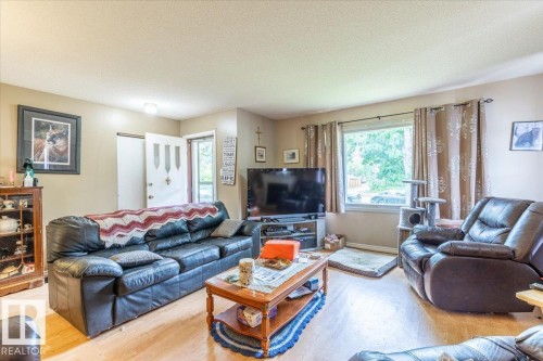 5116 52 St, Warburg, AB - Indoor Photo Showing Living Room