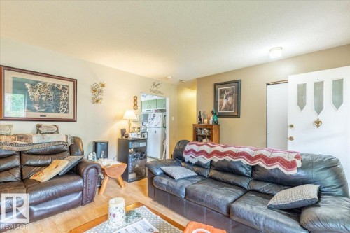 5116 52 St, Warburg, AB - Indoor Photo Showing Living Room