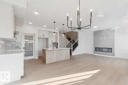 951 18 Avenue, Edmonton, AB - Indoor Photo Showing Kitchen With Upgraded Kitchen