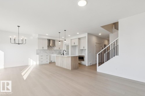 951 18 Avenue, Edmonton, AB - Indoor Photo Showing Kitchen