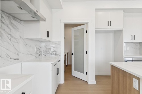 951 18 Avenue, Edmonton, AB - Indoor Photo Showing Kitchen