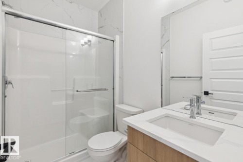 951 18 Avenue, Edmonton, AB - Indoor Photo Showing Bathroom