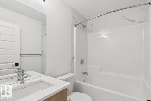 951 18 Avenue, Edmonton, AB - Indoor Photo Showing Bathroom