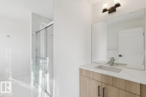 951 18 Avenue, Edmonton, AB - Indoor Photo Showing Bathroom