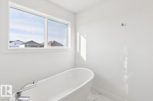 951 18 Avenue, Edmonton, AB - Indoor Photo Showing Bathroom