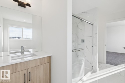 951 18 Avenue, Edmonton, AB - Indoor Photo Showing Bathroom