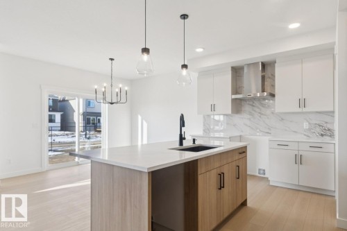 951 18 Avenue, Edmonton, AB - Indoor Photo Showing Kitchen With Upgraded Kitchen
