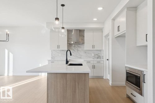 951 18 Avenue, Edmonton, AB - Indoor Photo Showing Kitchen With Upgraded Kitchen