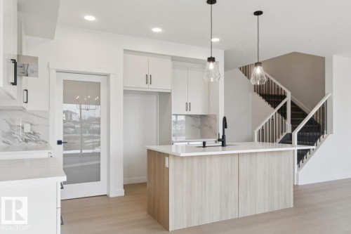 951 18 Avenue, Edmonton, AB - Indoor Photo Showing Kitchen