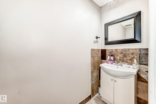 72 Howson Crescent, Edmonton, AB - Indoor Photo Showing Bathroom