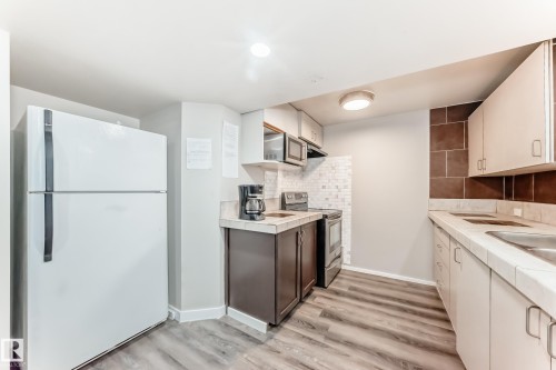 72 Howson Crescent, Edmonton, AB - Indoor Photo Showing Kitchen