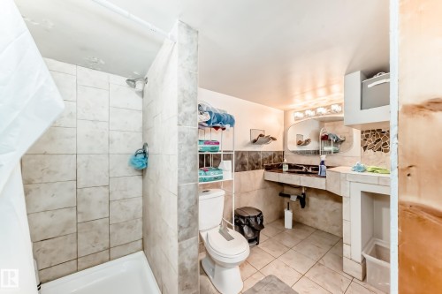 72 Howson Crescent, Edmonton, AB - Indoor Photo Showing Bathroom