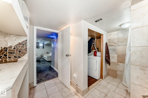 72 Howson Crescent, Edmonton, AB - Indoor Photo Showing Bathroom