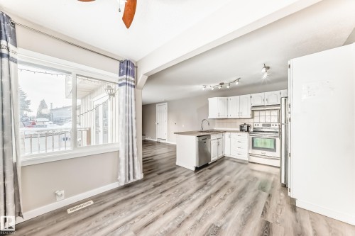 72 Howson Crescent, Edmonton, AB - Indoor Photo Showing Kitchen