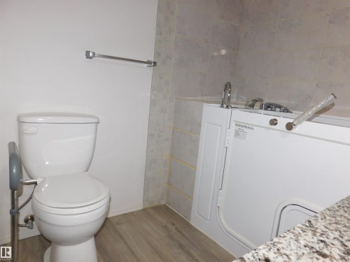 210 10945 21 Avenue, Edmonton, AB - Indoor Photo Showing Bathroom