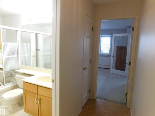 210 10945 21 Avenue, Edmonton, AB - Indoor Photo Showing Bathroom