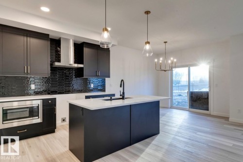 907 18 Avenue, Edmonton, AB - Indoor Photo Showing Kitchen With Upgraded Kitchen