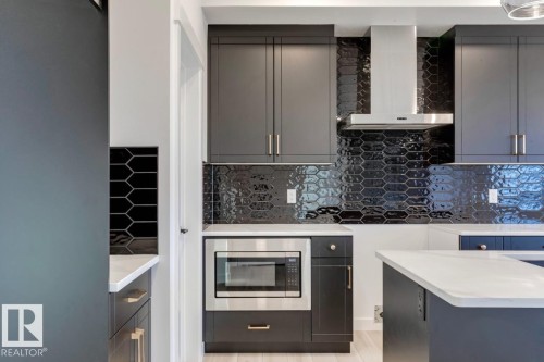 907 18 Avenue, Edmonton, AB - Indoor Photo Showing Kitchen