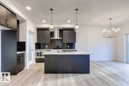 907 18 Avenue, Edmonton, AB - Indoor Photo Showing Kitchen With Upgraded Kitchen