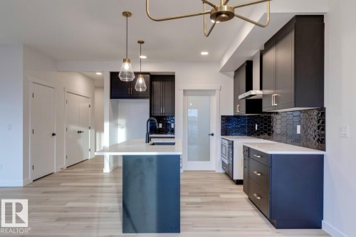 907 18 Avenue, Edmonton, AB - Indoor Photo Showing Kitchen