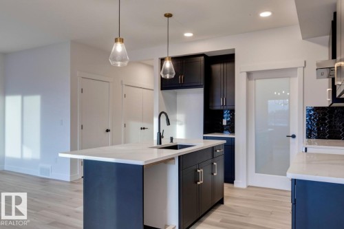 907 18 Avenue, Edmonton, AB - Indoor Photo Showing Kitchen