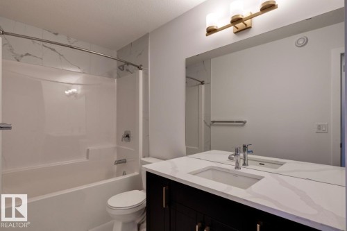 907 18 Avenue, Edmonton, AB - Indoor Photo Showing Bathroom