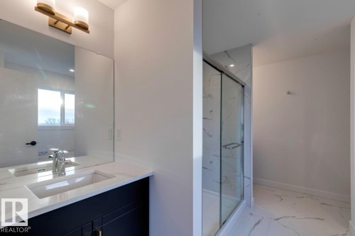 907 18 Avenue, Edmonton, AB - Indoor Photo Showing Bathroom