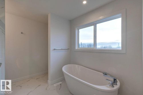 907 18 Avenue, Edmonton, AB - Indoor Photo Showing Bathroom