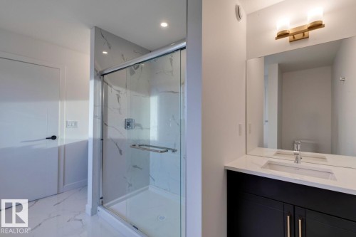 907 18 Avenue, Edmonton, AB - Indoor Photo Showing Bathroom