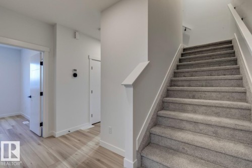 907 18 Avenue, Edmonton, AB - Indoor Photo Showing Other Room