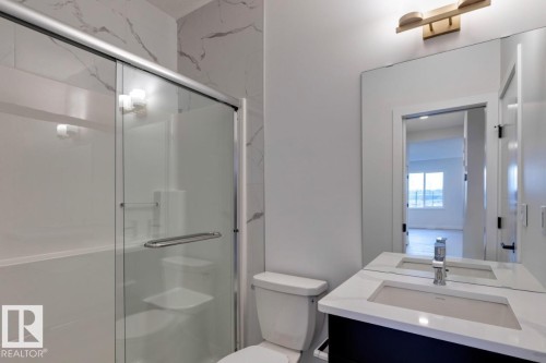 907 18 Avenue, Edmonton, AB - Indoor Photo Showing Bathroom