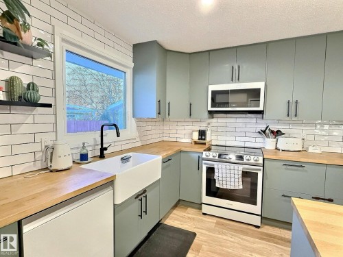 17119 82 Avenue, Edmonton, AB - Indoor Photo Showing Kitchen