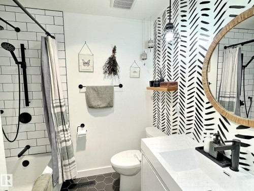 17119 82 Avenue, Edmonton, AB - Indoor Photo Showing Bathroom