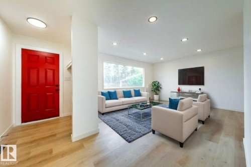 6708 132 Avenue, Edmonton, AB - Indoor Photo Showing Living Room