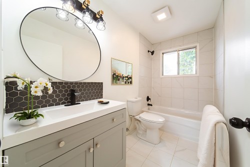 6708 132 Avenue, Edmonton, AB - Indoor Photo Showing Bathroom