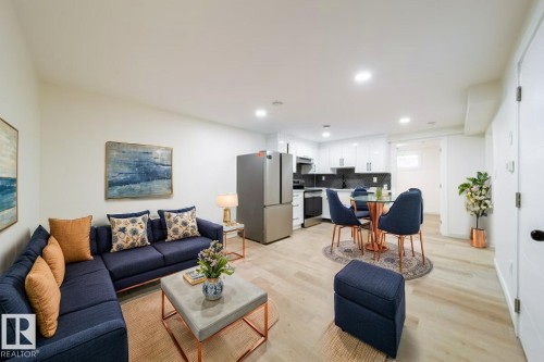 6708 132 Avenue, Edmonton, AB - Indoor Photo Showing Living Room