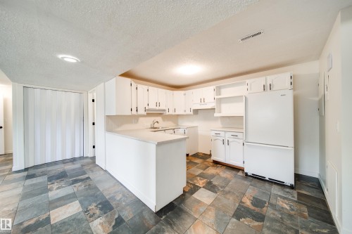 18851 99A Avenue Nw, Edmonton, AB - Indoor Photo Showing Kitchen