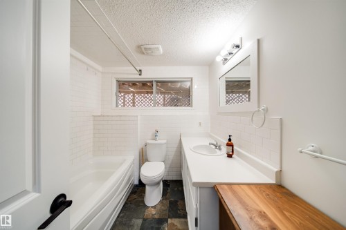 18851 99A Avenue Nw, Edmonton, AB - Indoor Photo Showing Bathroom