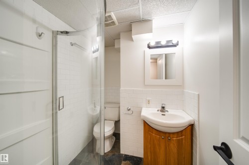 18851 99A Avenue Nw, Edmonton, AB - Indoor Photo Showing Bathroom
