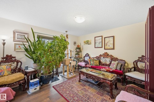 22112 88 Avenue, Edmonton, AB - Indoor Photo Showing Living Room