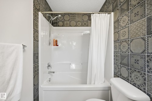 22112 88 Avenue, Edmonton, AB - Indoor Photo Showing Bathroom