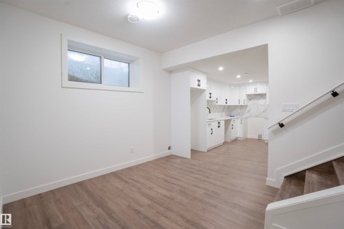 5211 104A Street Nw, Edmonton, AB - Indoor Photo Showing Other Room