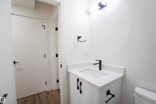 5211 104A Street Nw, Edmonton, AB - Indoor Photo Showing Bathroom
