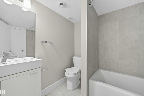 7122 Armour Link, Edmonton, AB - Indoor Photo Showing Bathroom