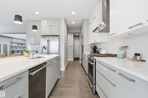 2046 Ware Road, Edmonton, AB - Indoor Photo Showing Kitchen With Upgraded Kitchen