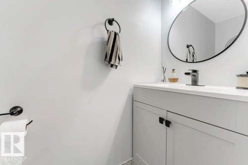 18010 96 Ave, Edmonton, AB - Indoor Photo Showing Bathroom